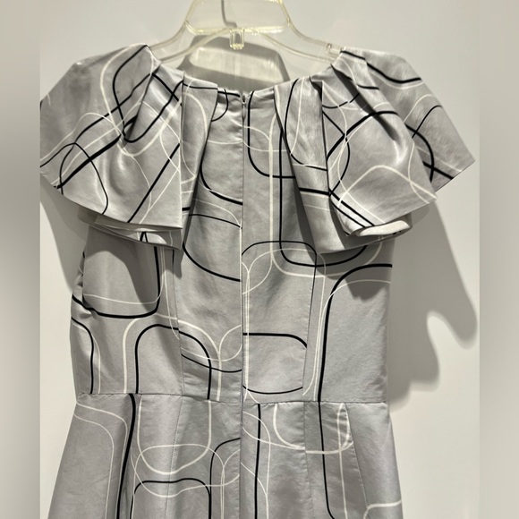 🖤 Beautiful silk dress in a gorgeous silk print and unique raffle detail - Picture 5 of 11